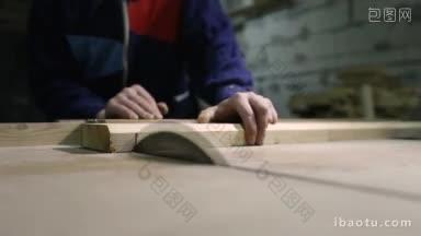 工作台锯切割木板的特写过程主要集中在圆锯片上